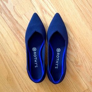 Rothys - navy blue pointed toe flat, size 8.5, barely worn